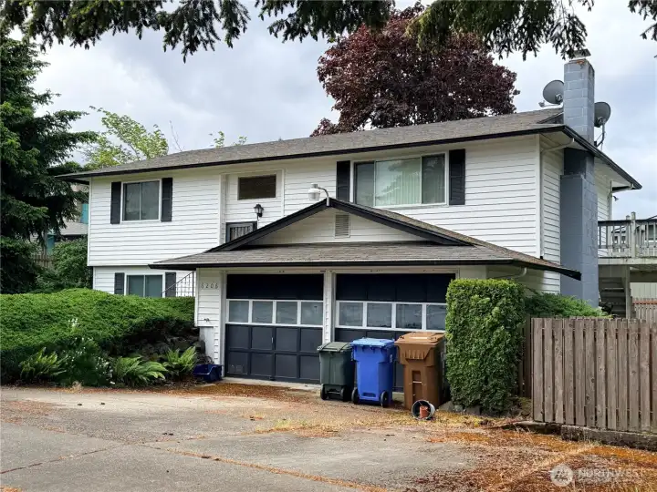 2 car garage with rear yard access for RV parking