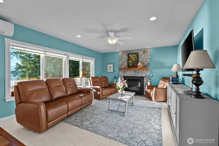 Spacious sunlit room great for entertaining Spacious sunlit room great for entertaining