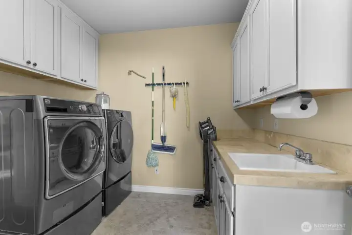 Freshly painted laundry room, tons of storage Freshly painted laundry room, tons of storage