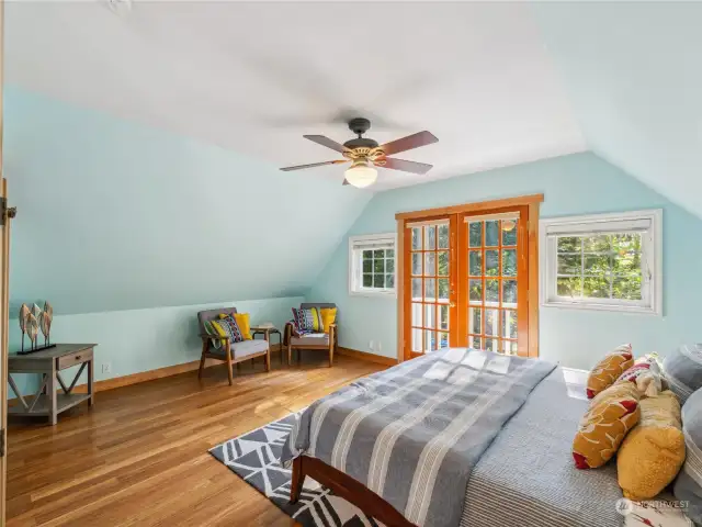 Huge Upstairs bedroom. Large enough for two sets of bunks!