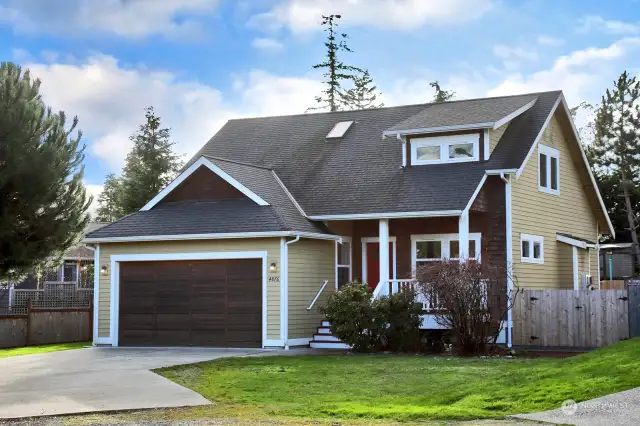 This one has excellent curbside appeal! Convenient Freeland location, on a cul-de-sac, in the Holmes Harbor neighborhood. Come tour during our Open House this Saturday (Jan 4th) from 12:00 pm to 2:00 pm.