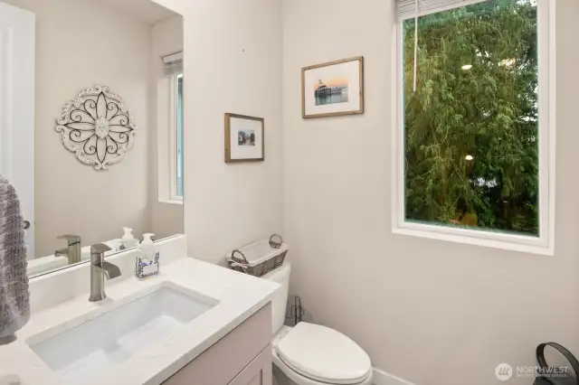 Main level 1/2 bath