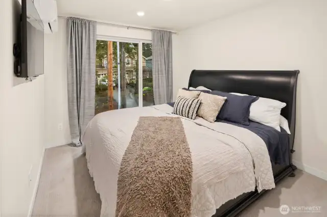 Primary Bedroom w/en-suite & walk-in closet