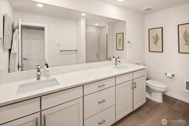 Primary Bedroom w/en-suite & walk-in closet