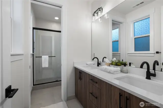 Primary bedroom bathroom