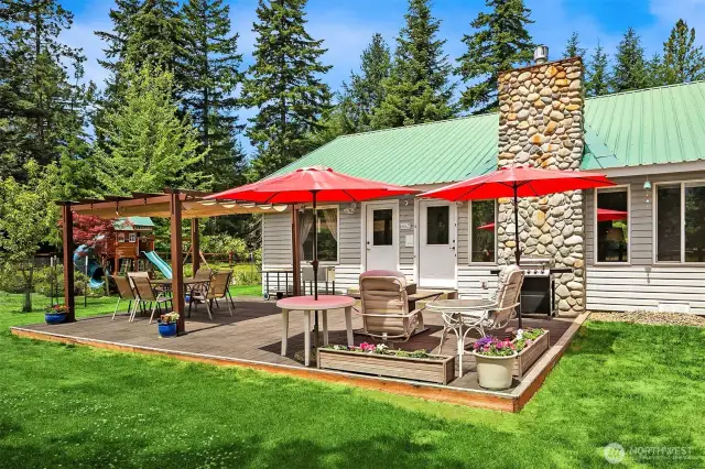 Perfect entertaining back yard patio, light up the BBQ~