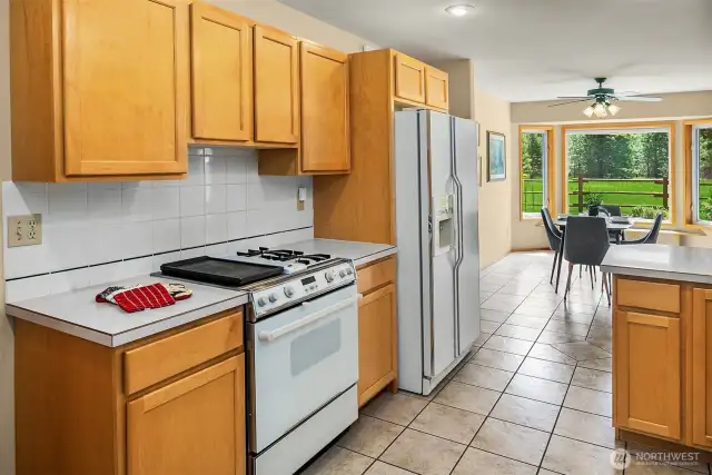 Sparkly clean and move in ready for all your kitchen supplies~