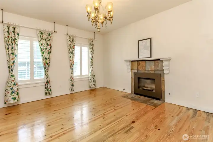 Bonus room w/ fireplace, use as Library, Office, Family Room