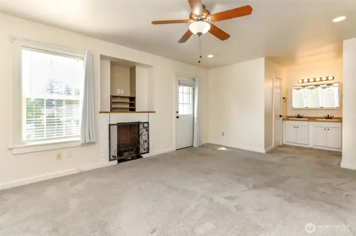 Primary w En Suite Bathrm & Walk in Closet