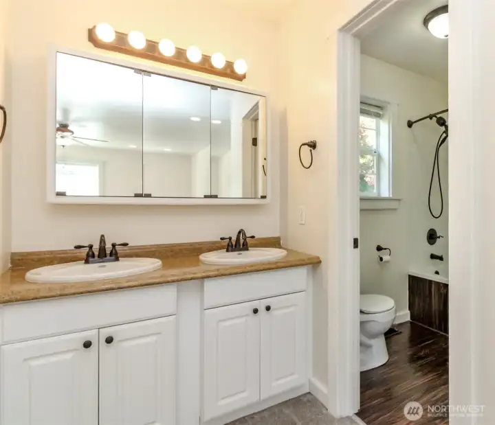 En Suite Bthrm Mstr w Dual sinks - 4 PC bath w Shower & Bathtub
