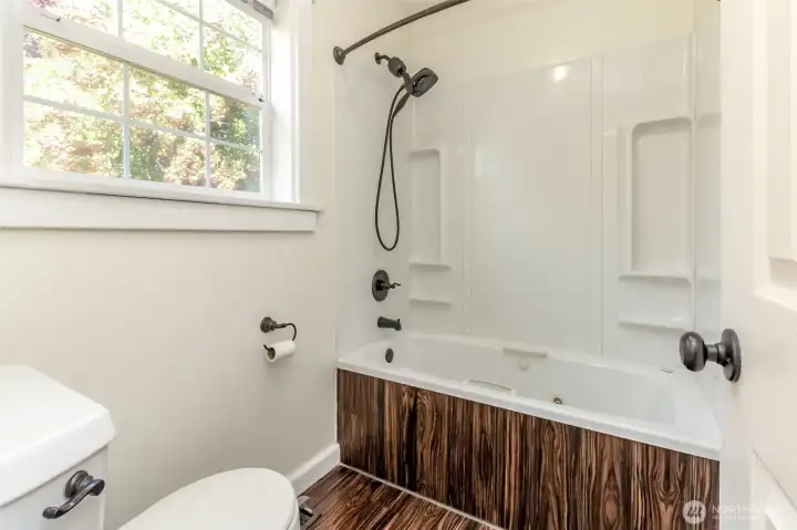 En Suire Full Bathroom Upstairs