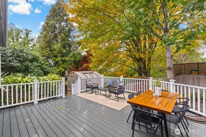 Large Trex-style deck, greenhouse, ideal for entertaining and BBQs