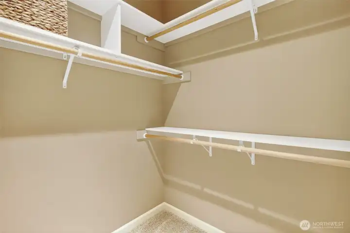 Closet shelving