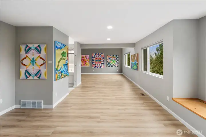 Light-filled Primary suite with new wide plank waterproof  floors, expansive windows for natural light and views, art display walls, built-in bench seating, and serene, contemporary ambiance. Great Cascade Mountain Views.