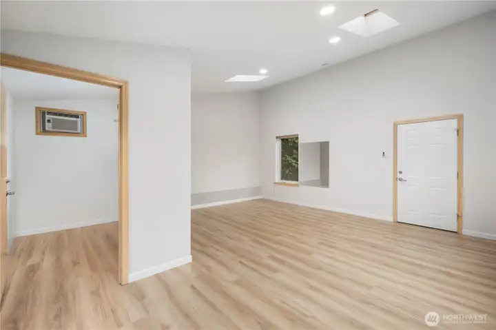 This above garage private annex has a seperate server room, A/C and wonderful Eassterly views. Perfect for work from home, yoga studio or paint studio.