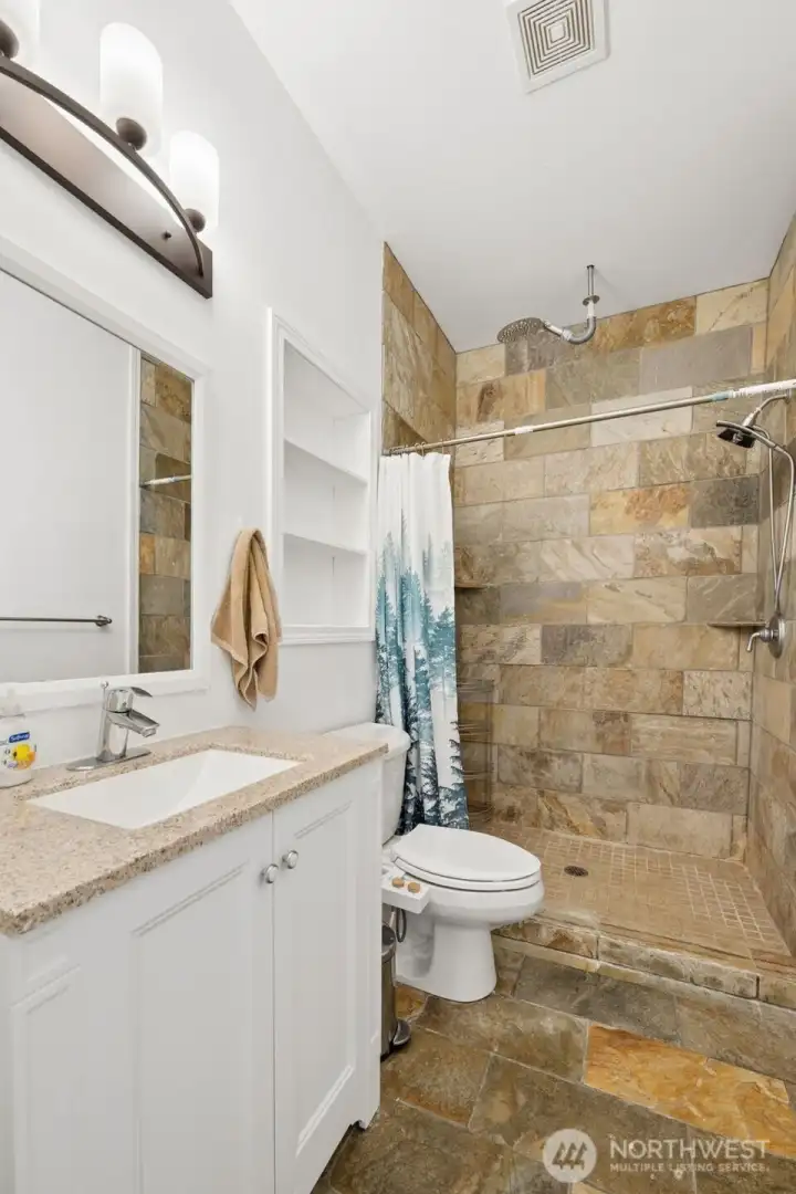 1st Primary suites 3/4 bath