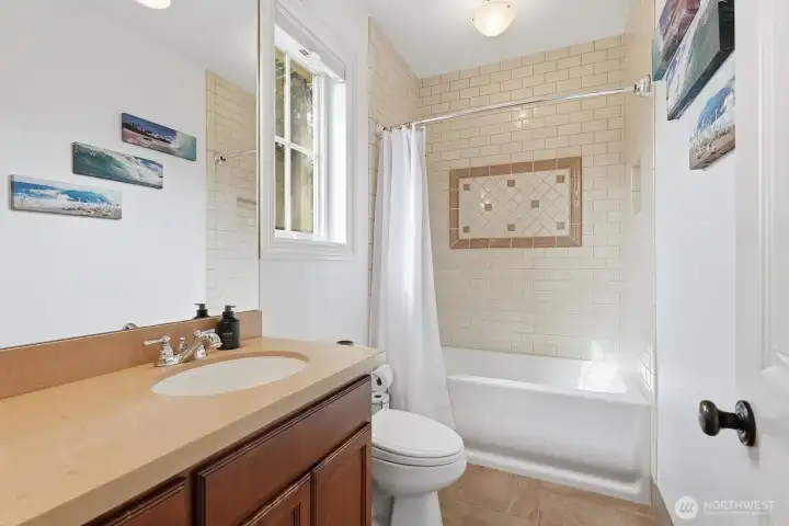 Bedroom 4 en-suite bathroom.