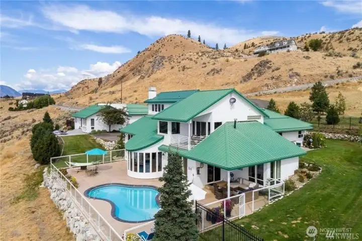 2 homes on bluff with 180 degree views of Lake Chelan
