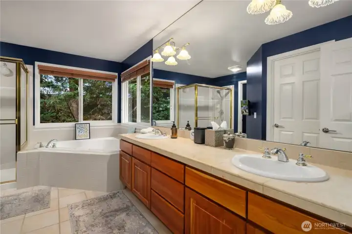 Primary en-suite dual sinks