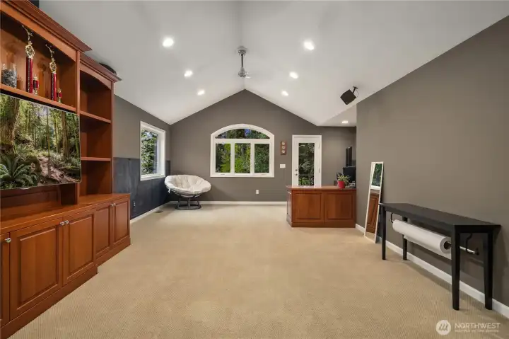 Huge upper level bonus room