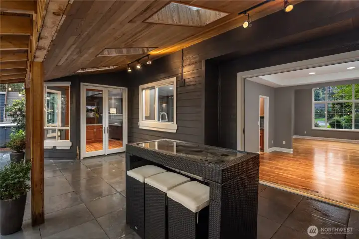 Indoor/outdoor living space