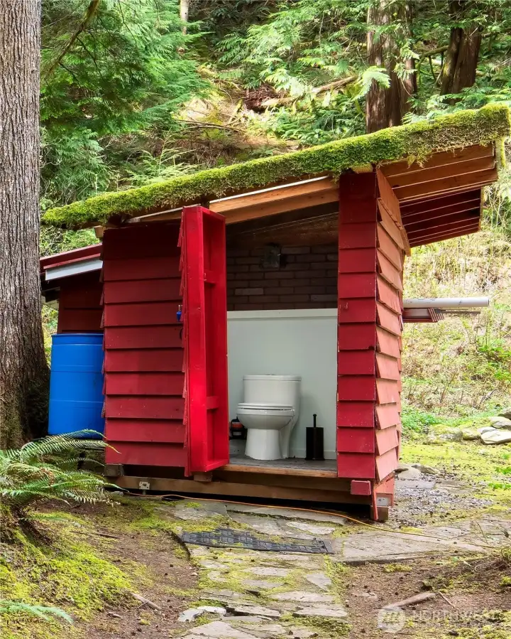 A convenient half bath w/heated seat ~ keeping things extra cozy on a chilly mtn morning. :)
