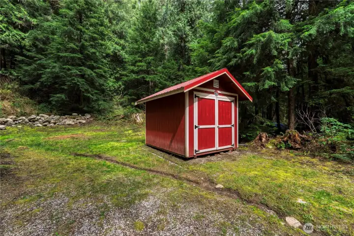 A newer outbuilding is positioned on the 2nd lot.