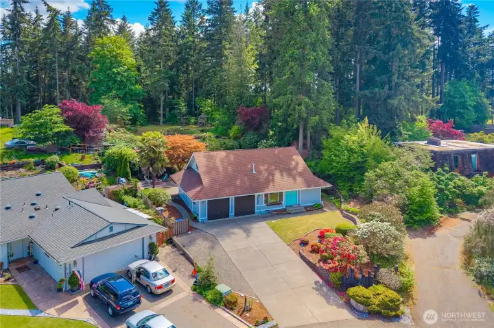 Quiet location, extended drive, professionally landscaped and abuts the Green belt, this home has it all!