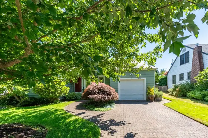 Peacefully set within mature landscaping Peacefully set within mature landscaping
