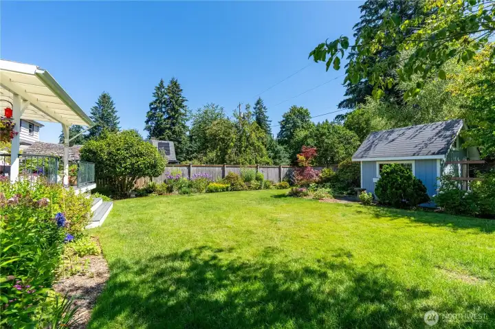 OMGosh ... THIS back yard is absolutely gorgeous OMGosh ... THIS back yard is absolutely gorgeous