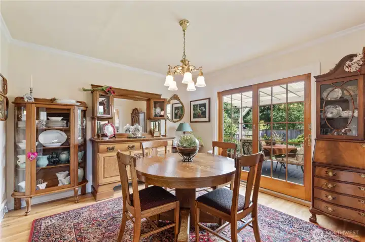Straight ahead from the living room is the dining room Straight ahead from the living room is the dining room