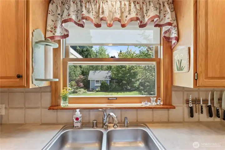 Beautiful view of yard while doing the dishes! Beautiful view of yard while doing the dishes!