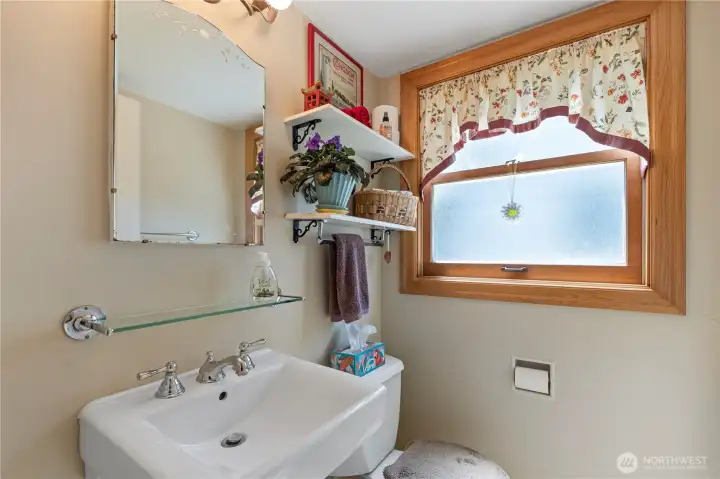 Here's that half-bath conveniently located just off kitchen Here's that half-bath conveniently located just off kitchen