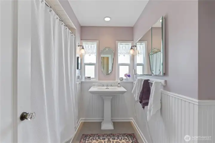 Stylish full bath! Stylish full bath!