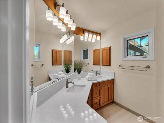 Hall Bath (Upper)