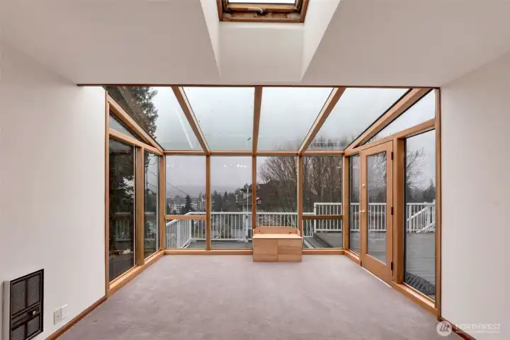 A gorgeous solarium makes this house a rare find! This space can be used as a dining area, extra sitting area, plant room or office! So many possibilities and you'll never get tired of the Cascade mountain view!