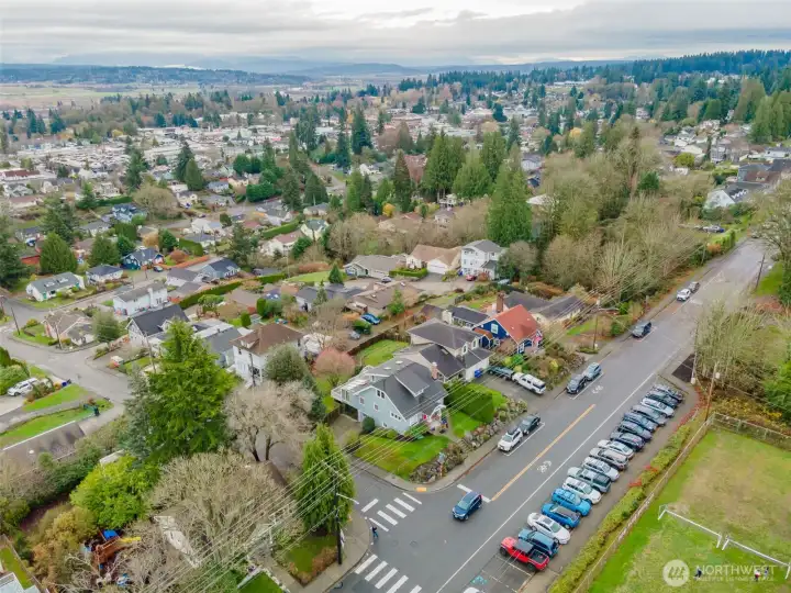 This centrally located home is close to many top employers and Everett attractions.