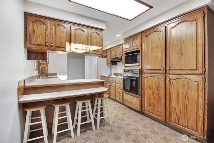 Kitchen w/ eating bar
