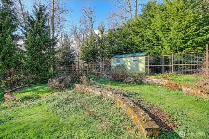 Fully fenced garden space.