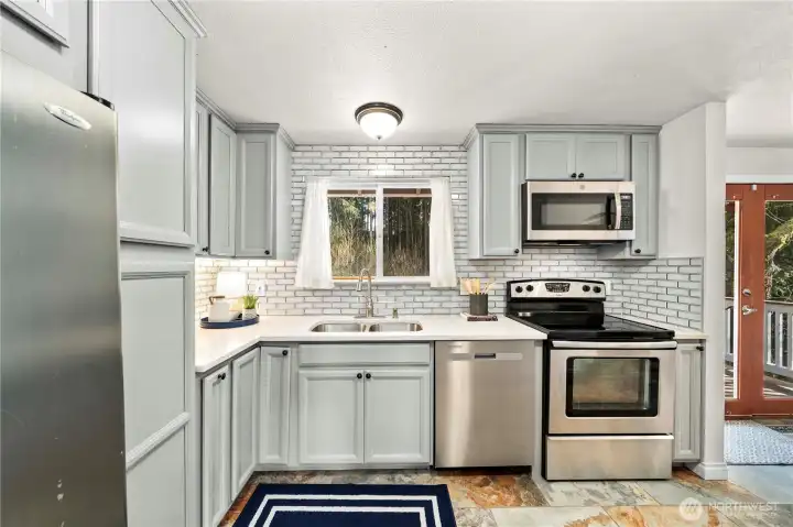 Quartz countertops, tiled backsplash & SS appliances!
