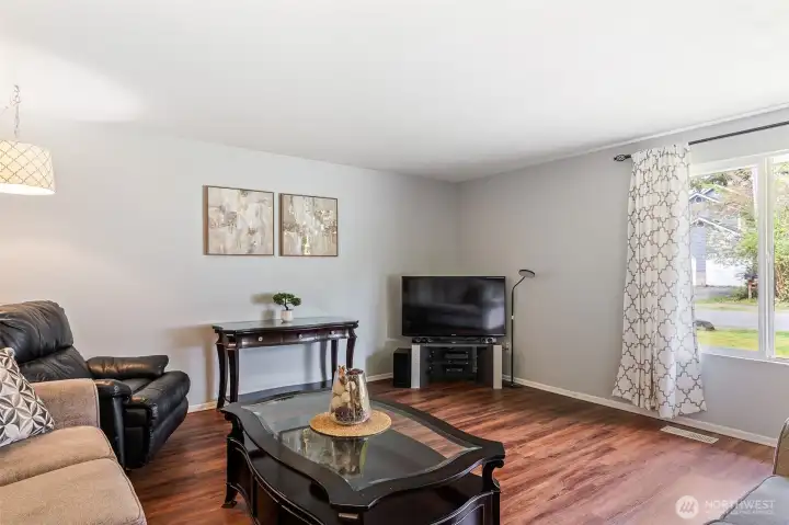 Light and bright livingroom has a large picture window