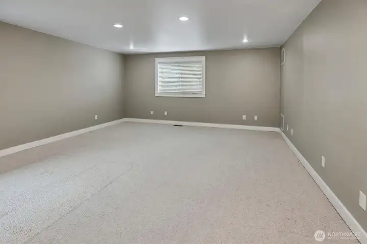 Bonus room or 4th bedroom