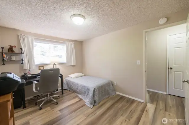 Bright and versatile bedroom—perfect for guests or office.