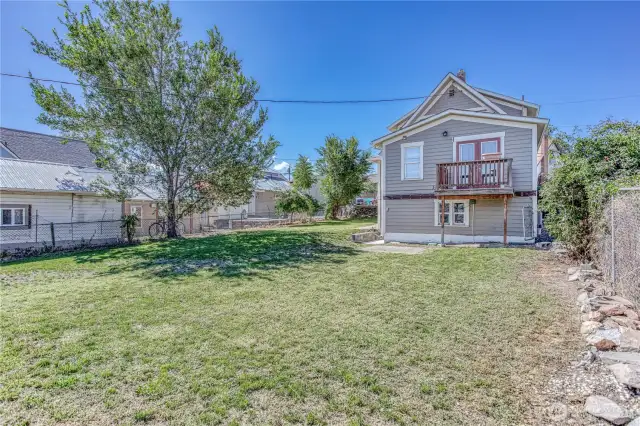 Large fenced yard with NEW in ground sprinkler system