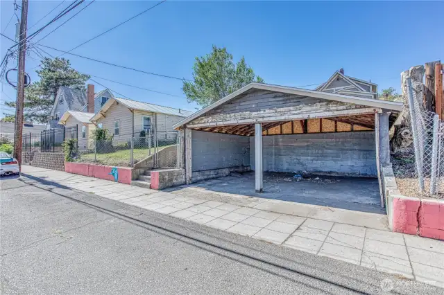 Garage accessible from Roosevelt St