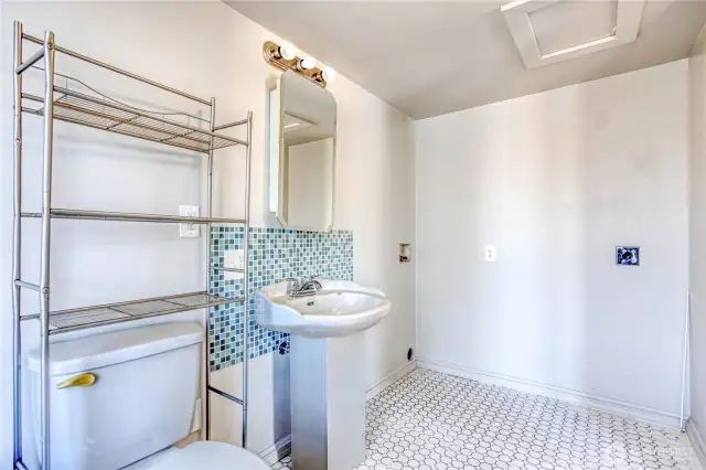 Primary ensuite (W/D hookups)