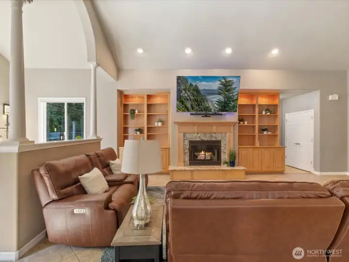 This spacious area, highlighted by a charming arch, offers plenty of room for gatherings, movie nights, or casual visits. The sellers even used the space for a Christmas tree, showing its versatility.