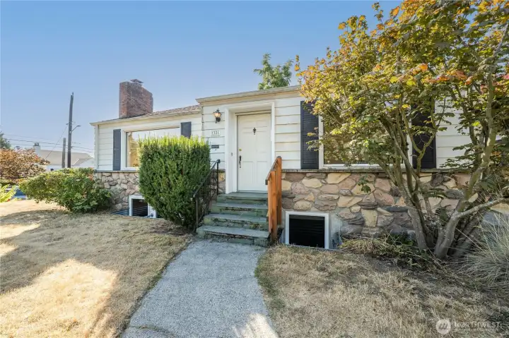 Welcome - Lets take a tour of this 1940's House on a Corner lot