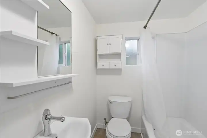 Full bathroom in cottage