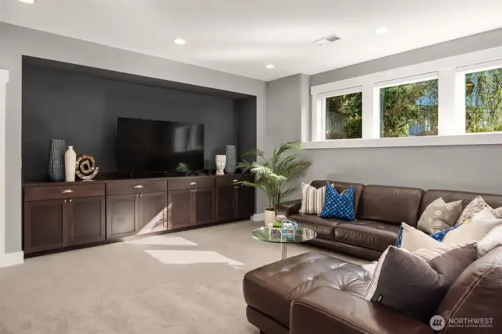 Built-in media shelving keeps this space clutter-free.